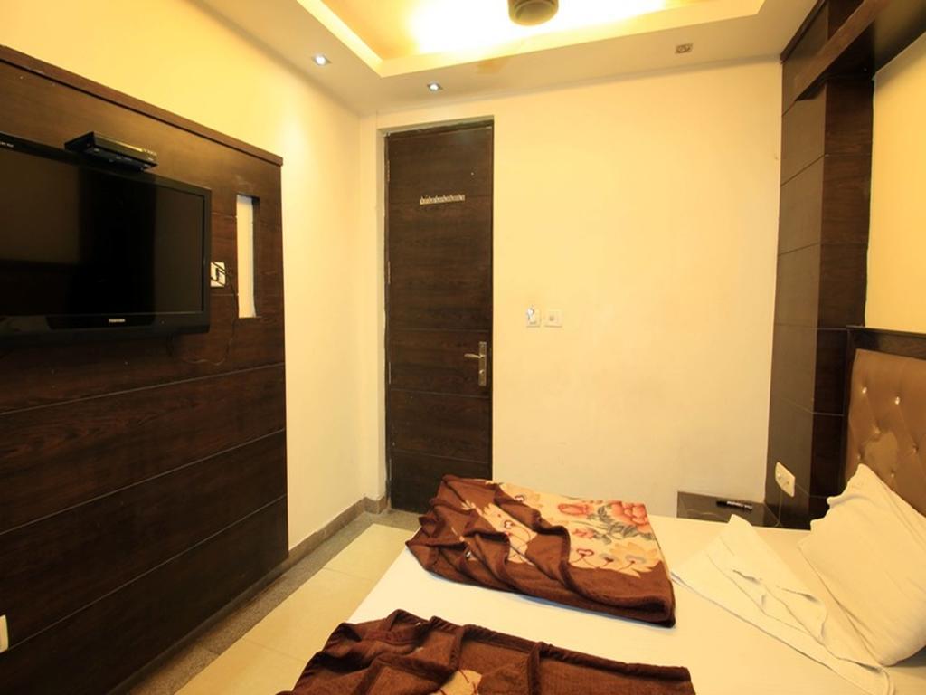 Adb Rooms Hotel Chander Palace New Delhi Room photo